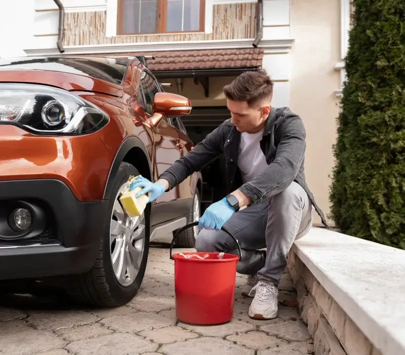 Lavage auto à domicile Tourville-sur-Arques : professionnel intervenant sur un véhicule